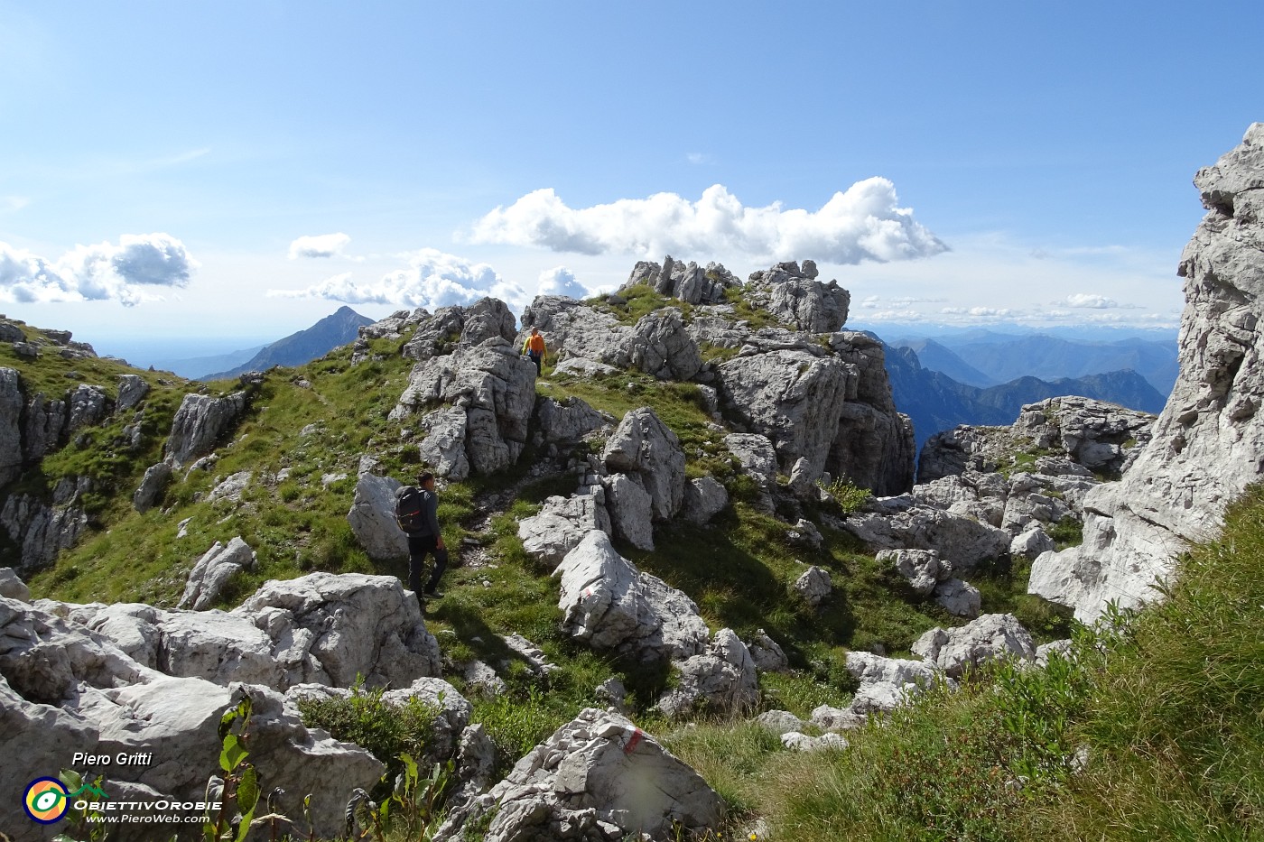 79 In saliscendi tra roccioni.JPG